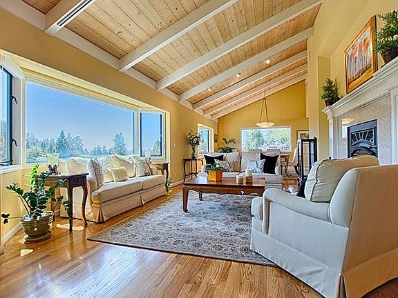 5th image of 208 Calcita Dr
