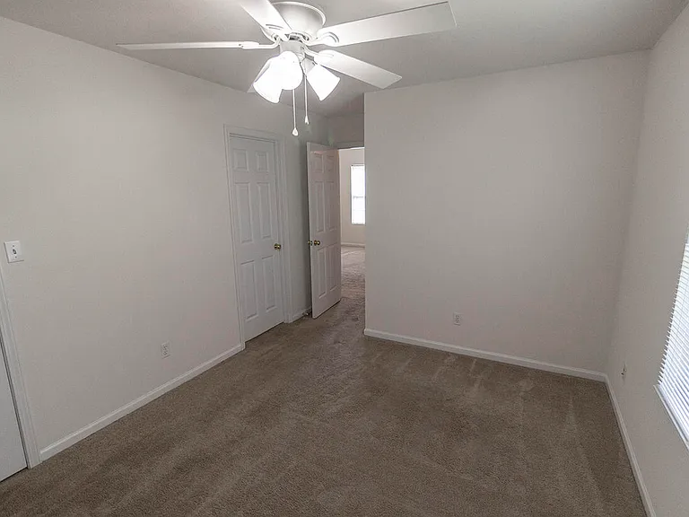3402 E Saint Charles Rd — Photo 13