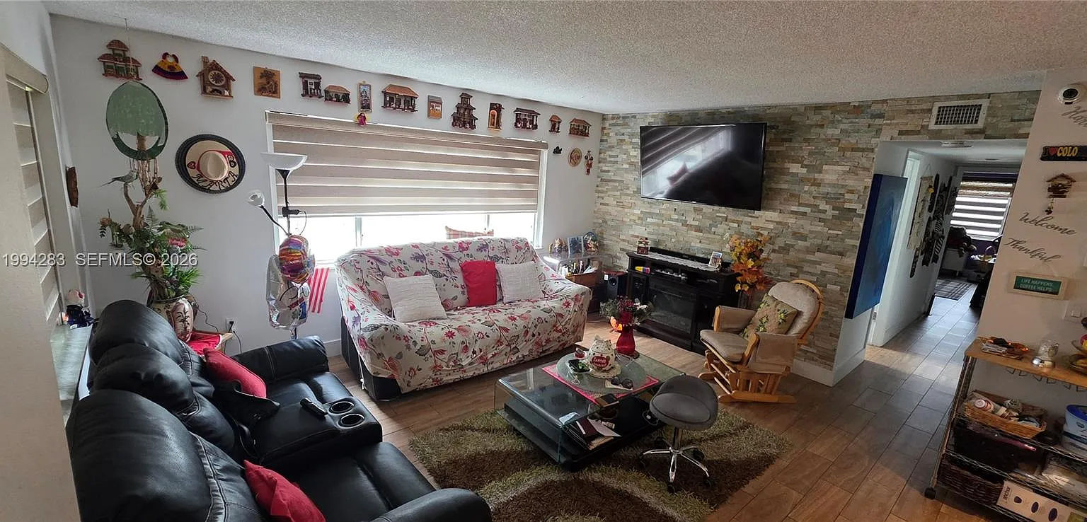 Ro-Mont South Green Condo — Photo 2