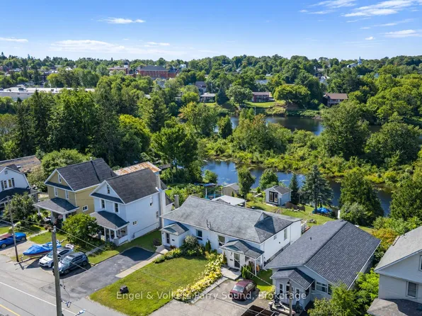 54 River St, Parry Sound, ON P2A 2T6