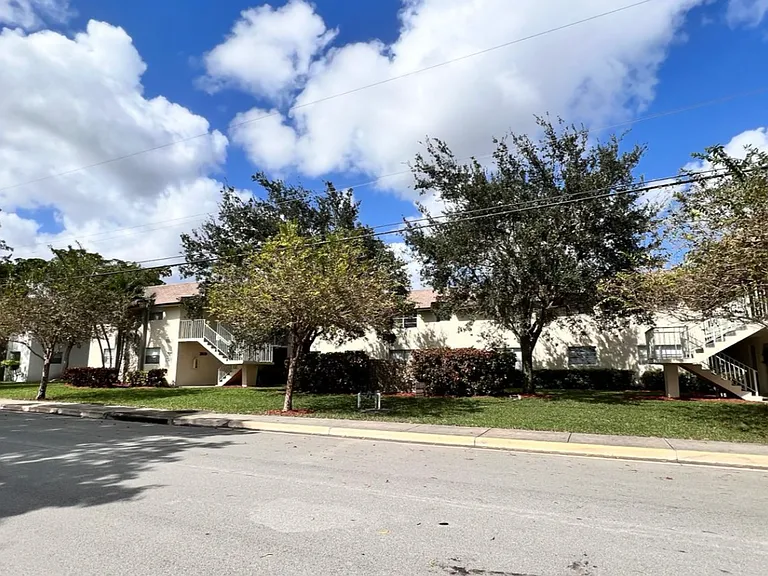 Lakeview Apartments - 5911 SW 41 St — Photo 3