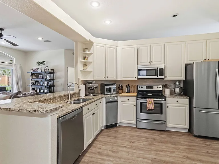 5028 Southampton Cir — Photo 10