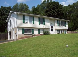 13 Hamilton St, Hamburg, NJ 07419
