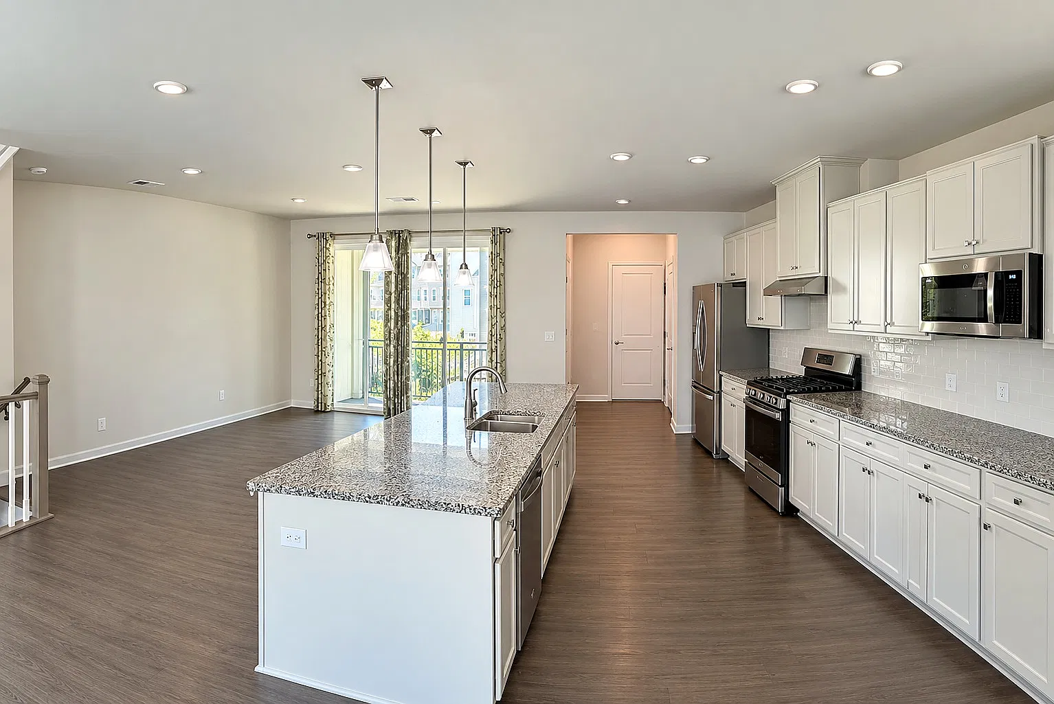 4 bed, 3.5 bath, 2202 sqft, $2,495 — Photo 2
