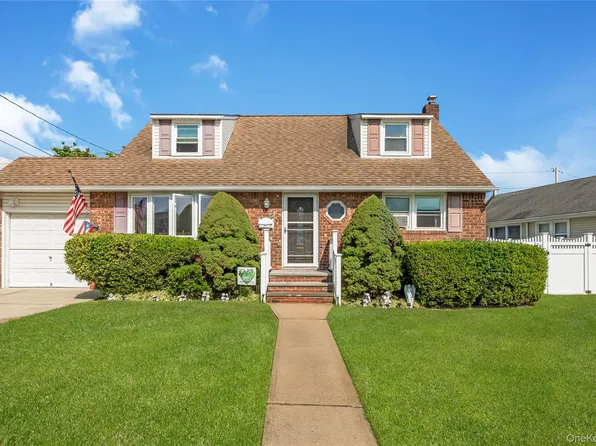 23 Scholl Drive, Farmingdale, NY 11735