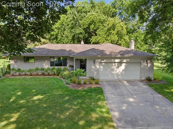 6229 Sandshores Dr, Troy, MI 48085