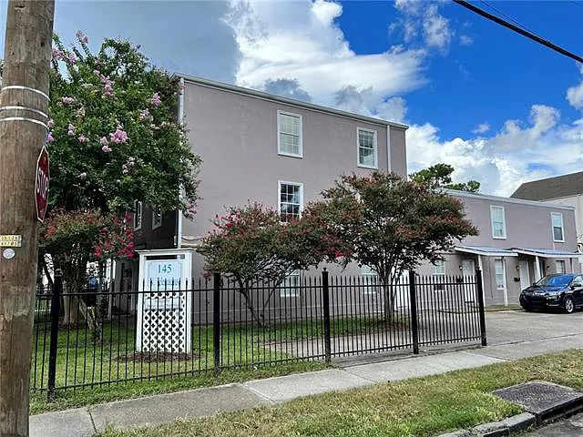 2 bed, 1.5 bath, 1000 sqft, $1,400 — Photo 1