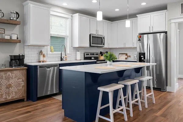 1208 Seven Sisters Ln — Photo 3
