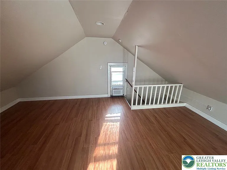 1122 E 4th St — Photo 13