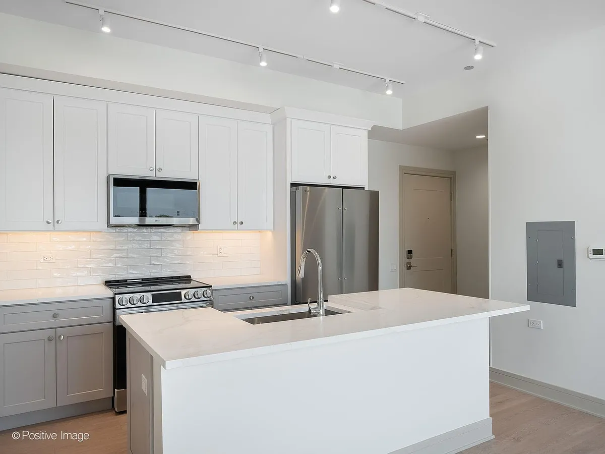 Photo 2 of 13 - 3202 N Racine Ave #507 - Chicago, IL Building Photo - 3202 N Racine Ave #507