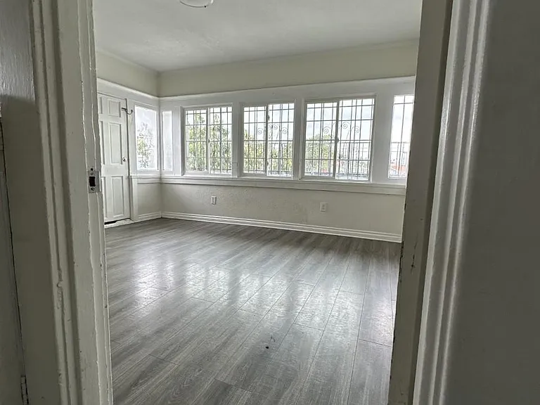 3990 S Normandie Ave — Photo 2