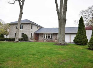 19 Pinetree Ln, Great River, NY 11739