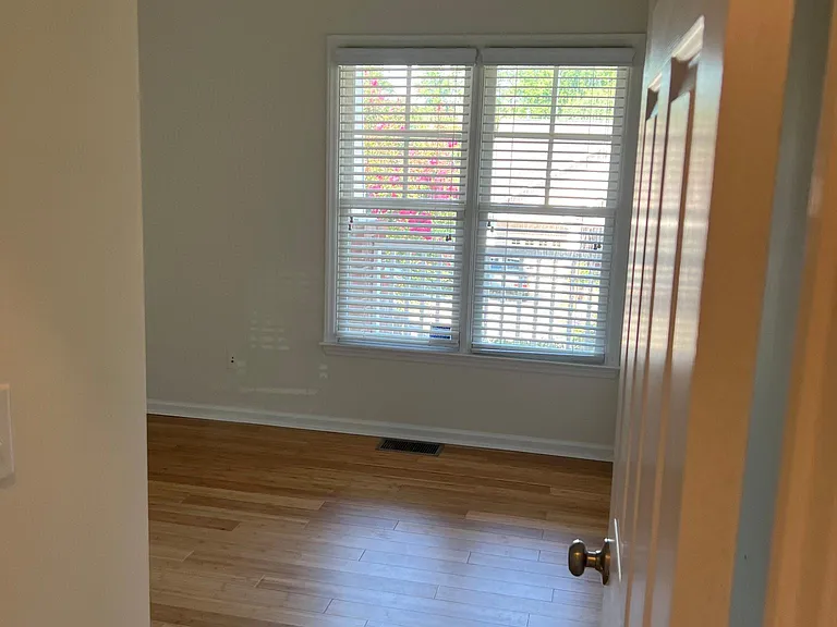 208 Old Barn Ln — Photo 4