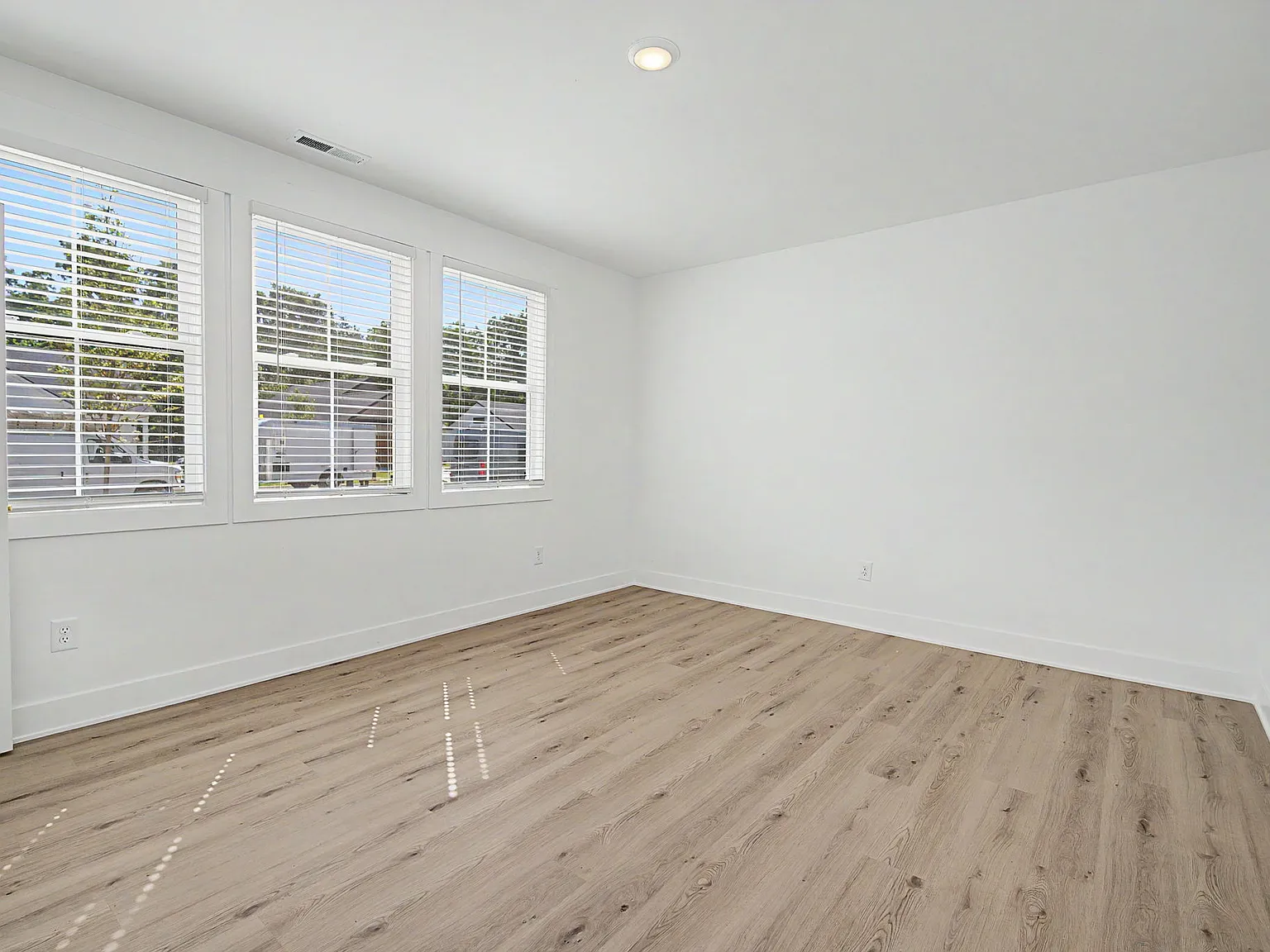 4 bed, 2.5 bath, 2400 sqft, $2,500 — Photo 2