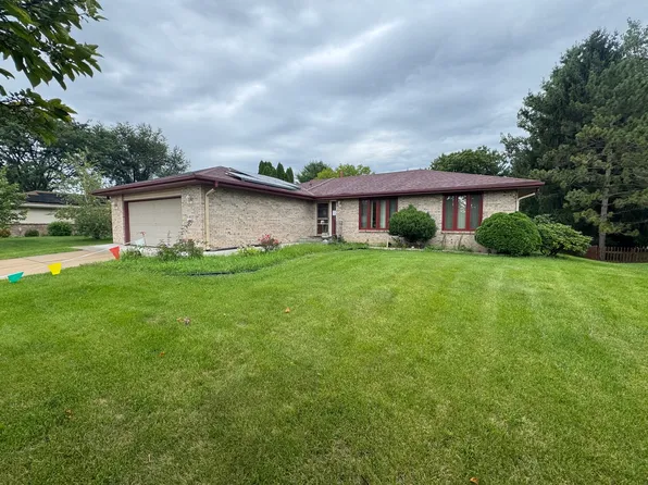 4680 Bedfordshire Dr, Loves Park, IL 61111