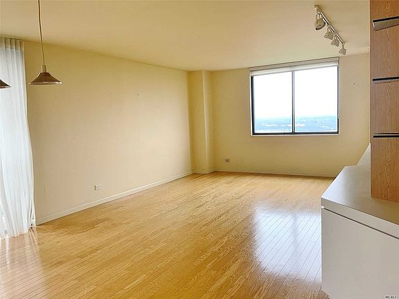 3rd image of 27110 Grand Central Pkwy APT 15W