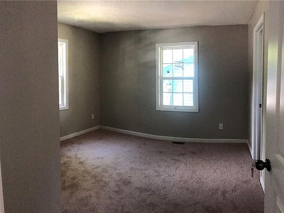5th image of 1092 Cloverdale St SE