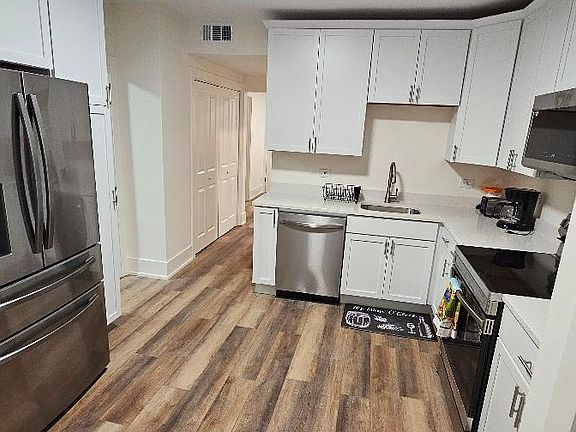 3rd image of 3226 N Sacramento Ave APT 1-F