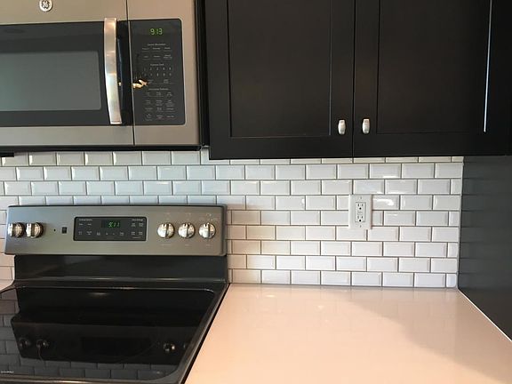 5th image of 806 E Locust Ln