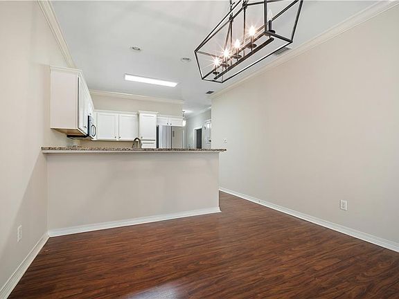 5th image of 848 Willow Bridge Dr W