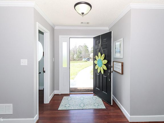 3rd image of 100 Silverthorn Dr