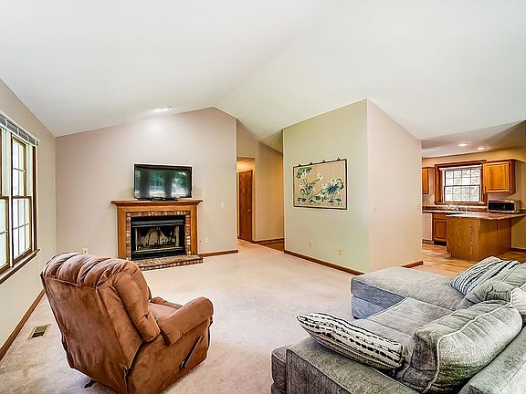 3rd image of 150 Charleston Dr #5