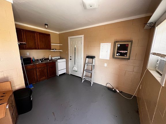 4th image of 939 Admiral Dr