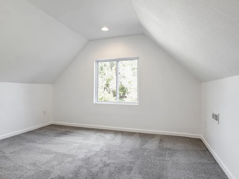 2032 Jefferson St — Photo 14