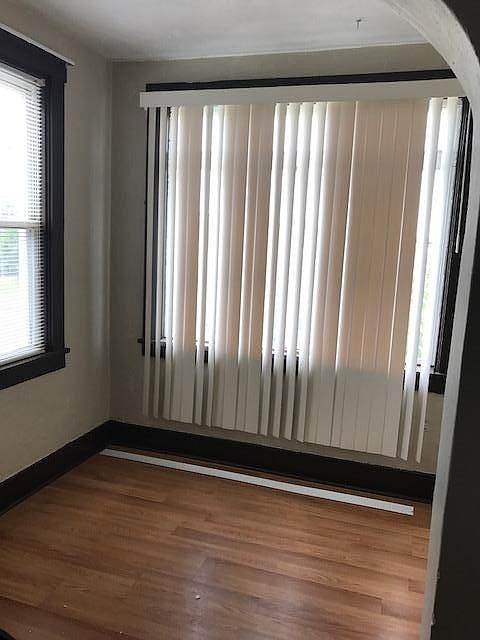 Living Room (1/2)