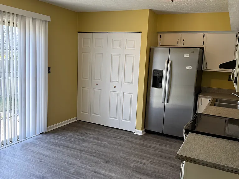 10511 Hillpark Dr — Photo 7