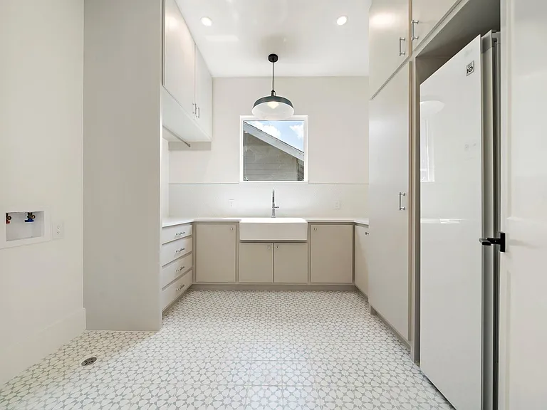 408 Pecore St — Photo 25