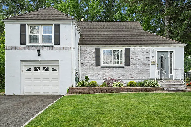 27 Edgewood Ave — Photo 1