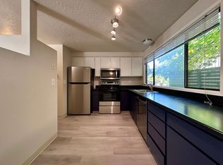 2 Bed 1 Bath Apartment In Lake Oswego! Move In Special, Lake Oswego, OR 97035