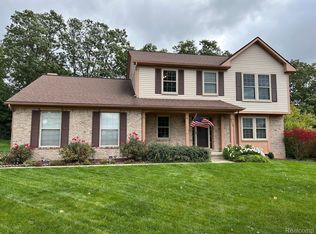 2225 Huntington Dr, Lake Orion, MI 48360