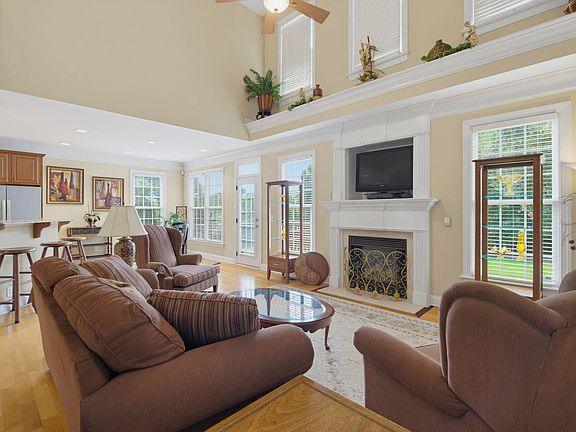 3rd image of 73 Knobhill Ln