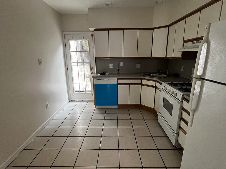 1805 Daly St — Photo 7