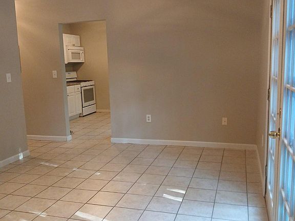 3rd image of 208 Oakmoor Ave #D1