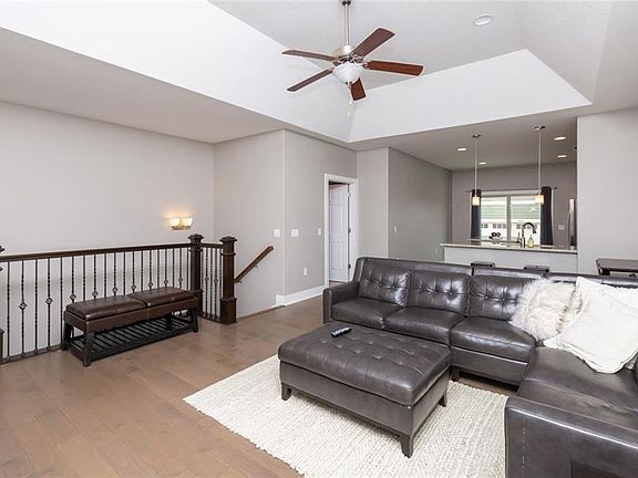 5th image of 590 S Crescent Way