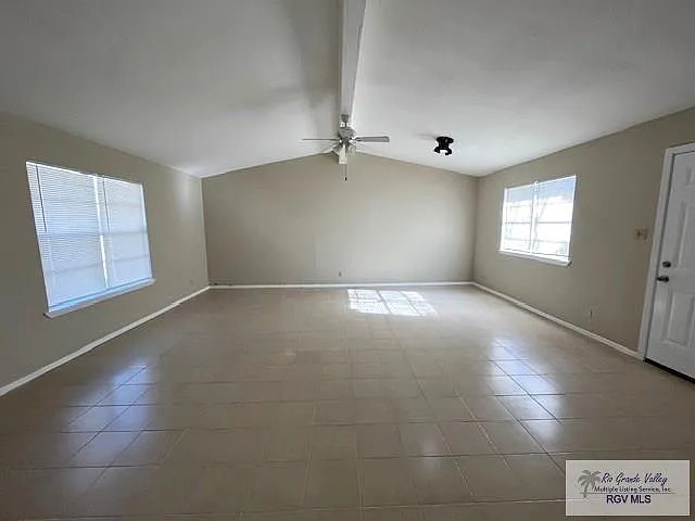 902 Travis St — Photo 4
