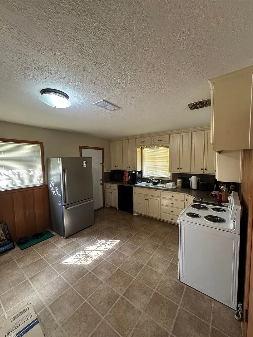 Located In Paramount 3/2/1 Close To Shopping Centers And Elementary School Tenant Occupied! — Photo 2