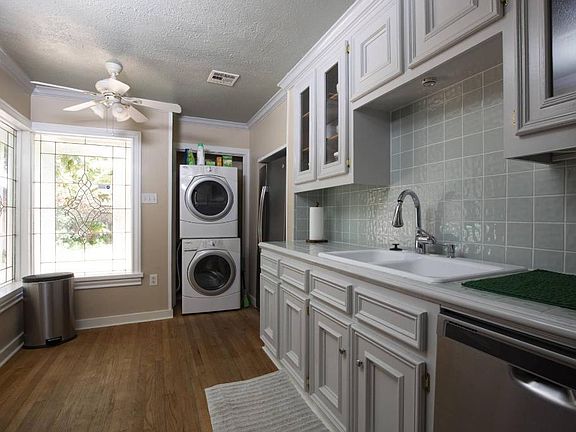 4th image of 2036 Cortlandt St