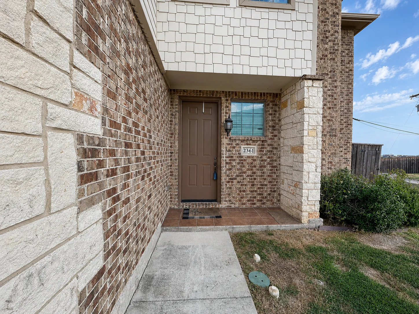 4 bed, 2400 sqft, $3,200 — Photo 3