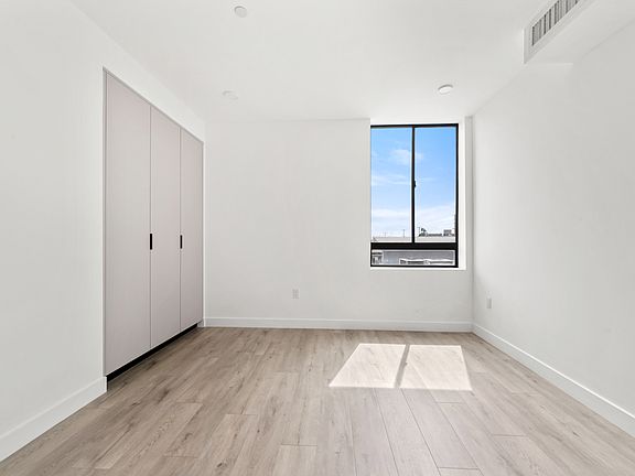 5th image of 11013 Hartsook St #301