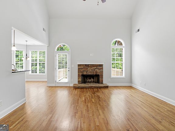 3rd image of 30 Roberson Dr NE