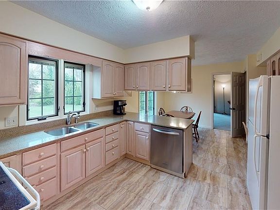 3rd image of 9258 Creekwood Dr
