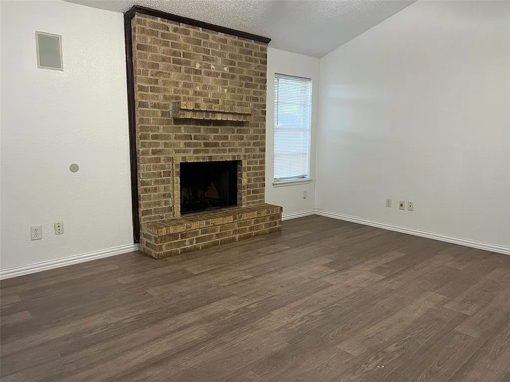 3 bed, 2.0 bath, 1300 sqft, $1,700 — Photo 2