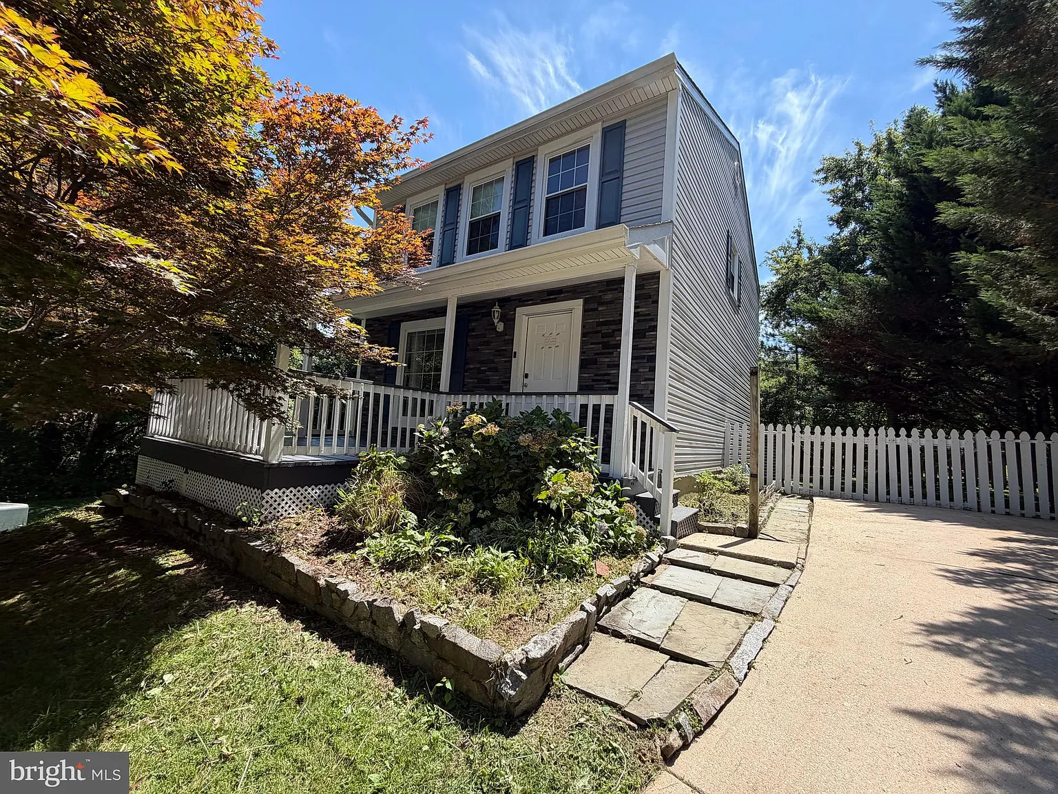 3 bed, 3.0 bath, 1720 sqft, $2,999 — Photo 2
