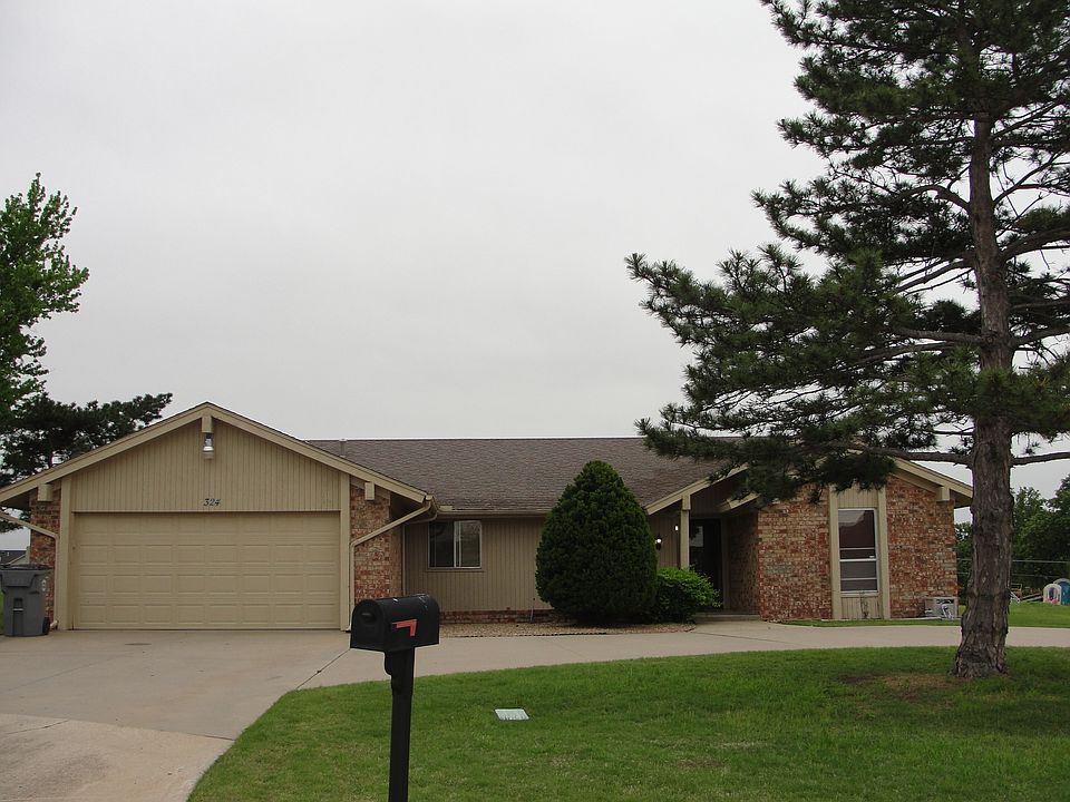 1st image of 324 SE Camelot Dr