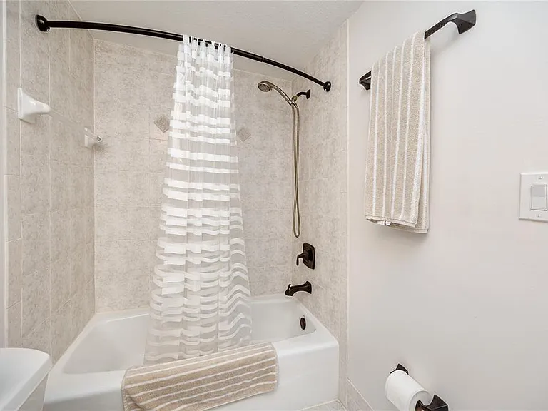 920 N Shore Dr NE — Photo 34