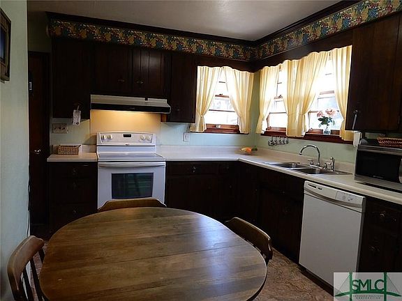Large eat-in kitchen with walk-in pantry